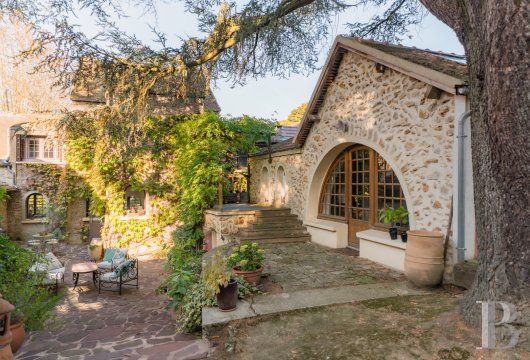 ile-de-france - Sur la rive droite de la Seine, à Saint-Germain-les-Corbeil, 
 une demeure élégante avec piscine et jardin d'agrément