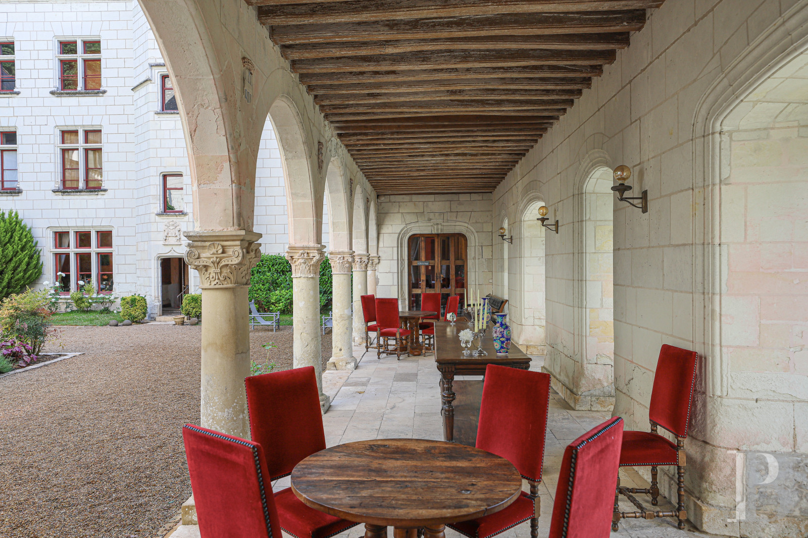 A vast château hotel dating back to the 15th century to the east of Tours, in Loir-et-Cher - photo  n°5