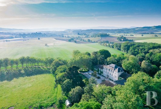 languedoc-roussillon - À 30 km de Carcassonne, au sein de 32 ha de parc, de prairie et de bois, un château à la Mansart du 19e s. et ses dépendances