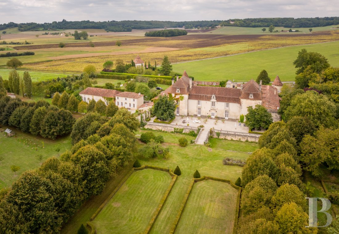 A 17th and 18th century Périgord manor house and its formal garden between Angoulême and Périgueux in the Dordogne - photo  n°5