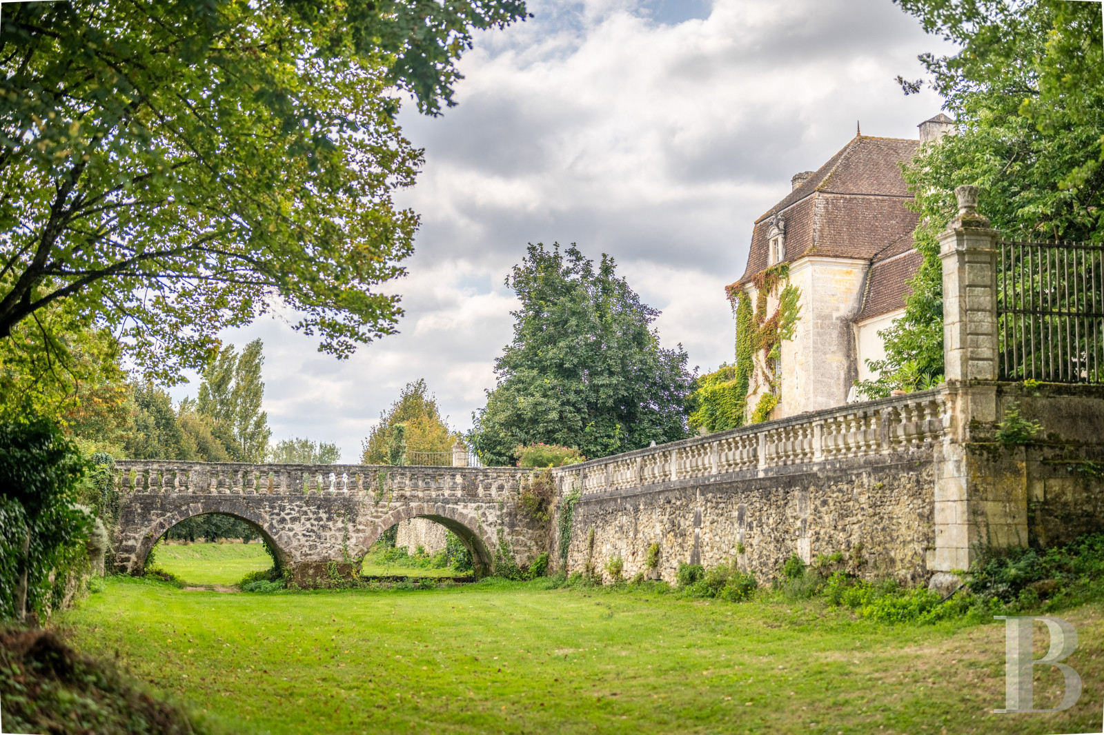 A 17th and 18th century Périgord manor house and its formal garden between Angoulême and Périgueux in the Dordogne - photo  n°3