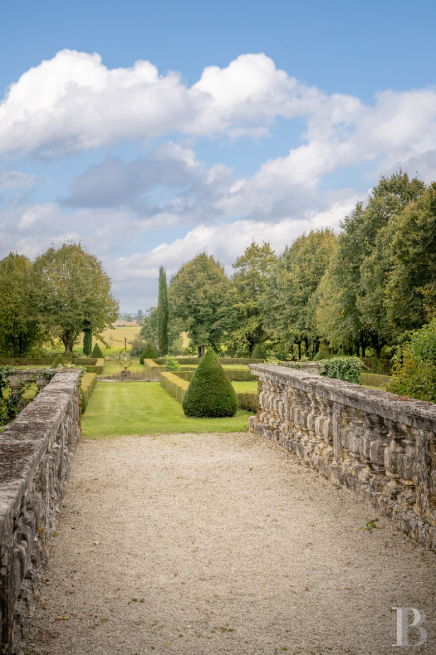 A 17th and 18th century Périgord manor house and its formal garden between Angoulême and Périgueux in the Dordogne - photo  n°4