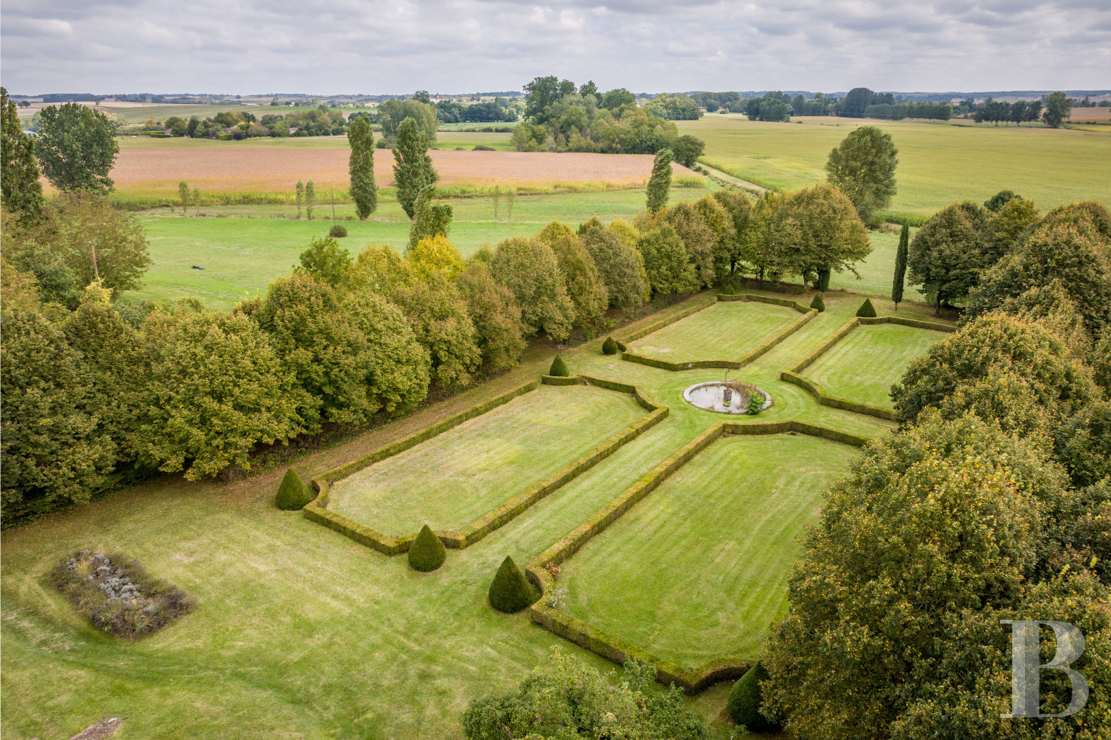 A 17th and 18th century Périgord manor house and its formal garden between Angoulême and Périgueux in the Dordogne - photo  n°2