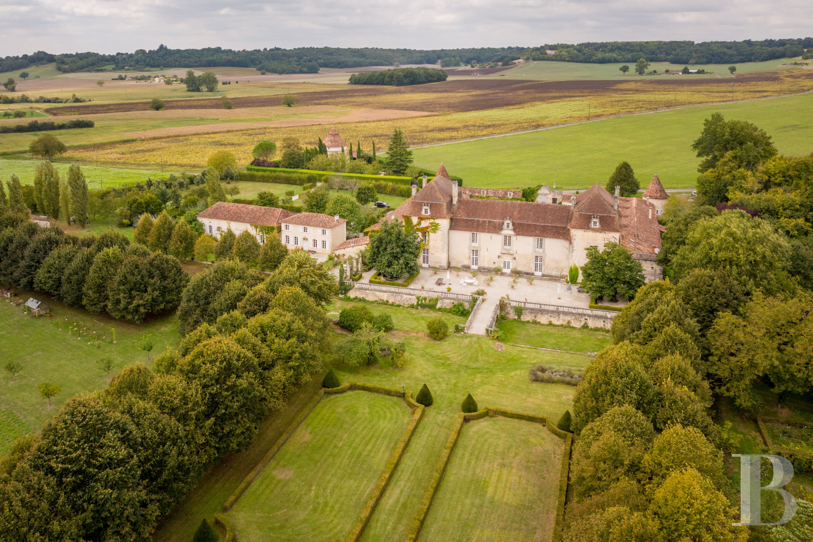 A 17th and 18th century Périgord manor house and its formal garden between Angoulême and Périgueux in the Dordogne - photo  n°5