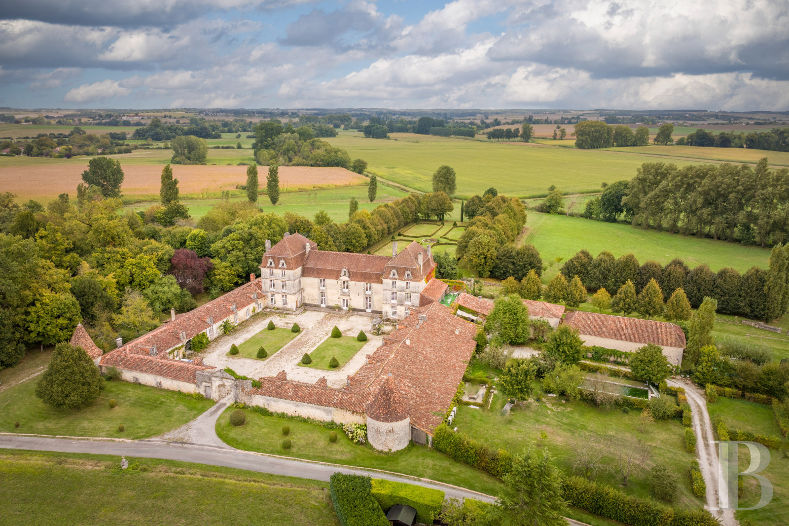 A 17th and 18th century Périgord manor house and its formal garden between Angoulême and Périgueux in the Dordogne - photo  n°1