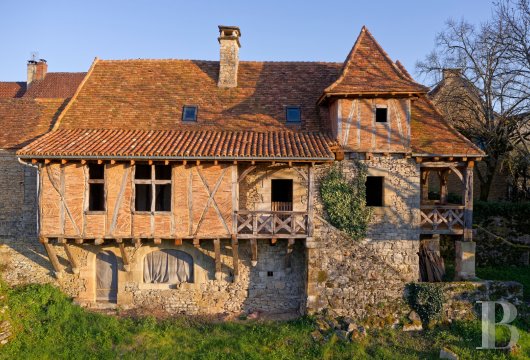 aquitaine - A country house to be renovated with two barns and one hectare of grounds, nestled in the Périgord Vert region, near the village of Excideuil