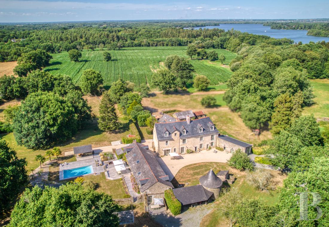 Manors for sale - pays-de-loire - Dans un domaine privé aux environs de Nantes,  un manoir du 15e s. restauré, sa longère aménagée et son parc de 1,4 ha