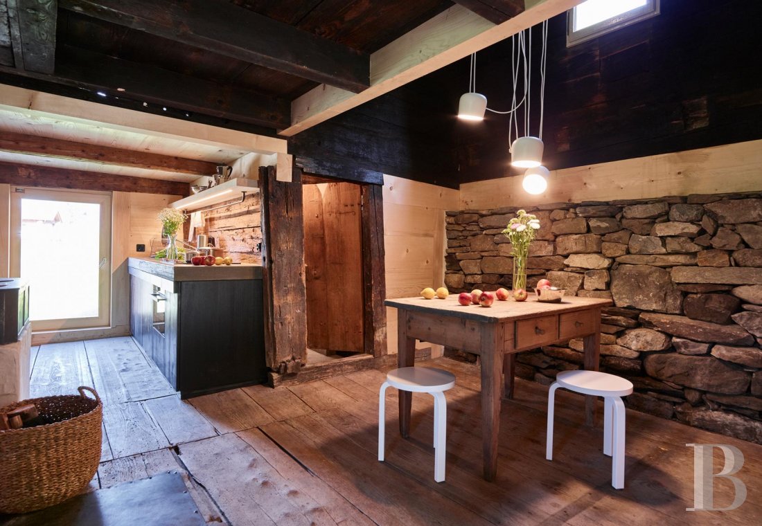 Au centre de la Suisse, à l’est de Lucerne, un chalet du 13e siècle réhabilité dans les règles de l’art - photo  n°5