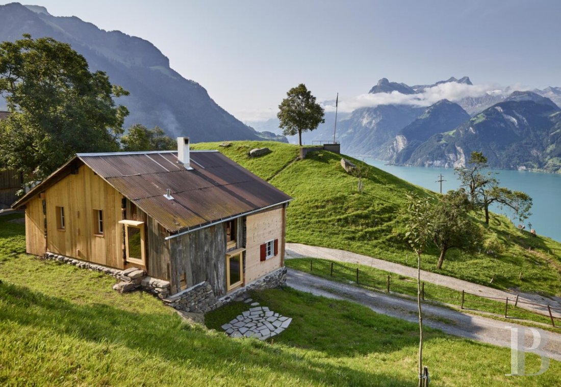 Au centre de la Suisse, à l’est de Lucerne, un chalet du 13e siècle réhabilité dans les règles de l’art - photo  n°2