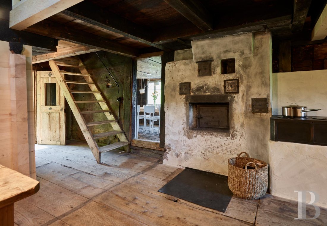 Au centre de la Suisse, à l’est de Lucerne, un chalet du 13e siècle réhabilité dans les règles de l’art - photo  n°4