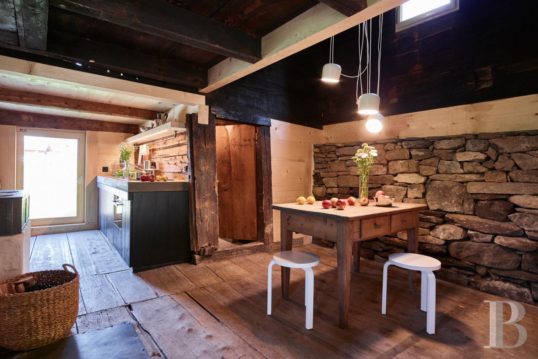 Au centre de la Suisse, à l’est de Lucerne, un chalet du 13e siècle réhabilité dans les règles de l’art - photo  n°5