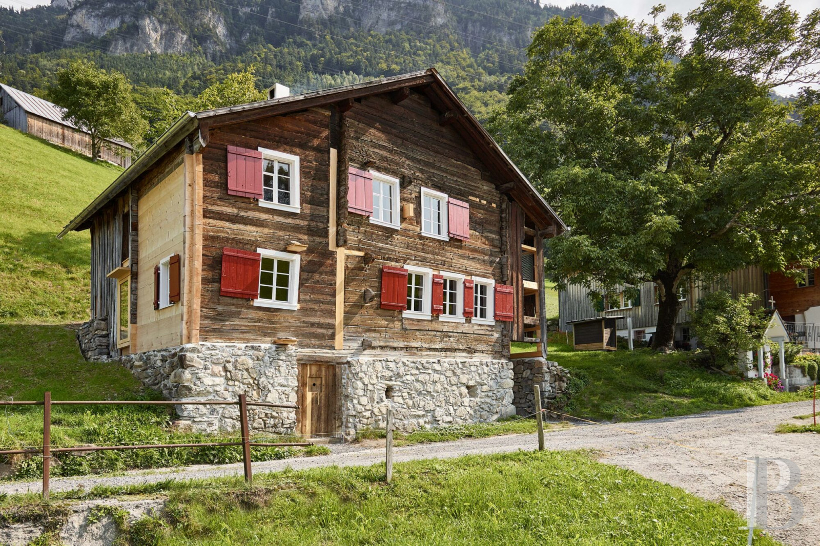 Au centre de la Suisse, à l’est de Lucerne, un chalet du 13e siècle réhabilité dans les règles de l’art - photo  n°1