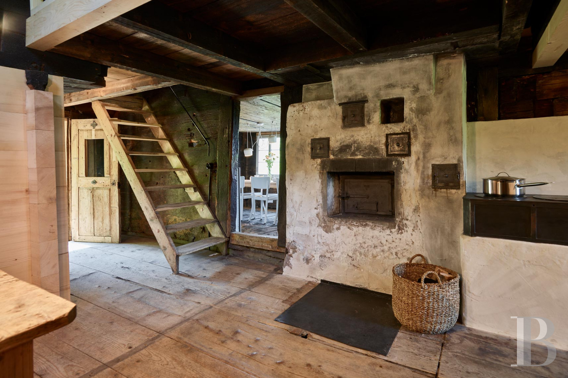 Au centre de la Suisse, à l’est de Lucerne, un chalet du 13e siècle réhabilité dans les règles de l’art - photo  n°4