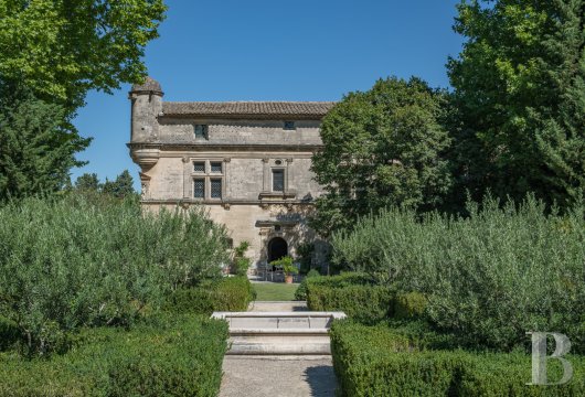 provence-cote-dazur - The “Mas de la Brune”, a listed, Renaissance-style gem, its 4 ha of parklands  and its gardens at the foot of the Alpilles mountains in Eygalières