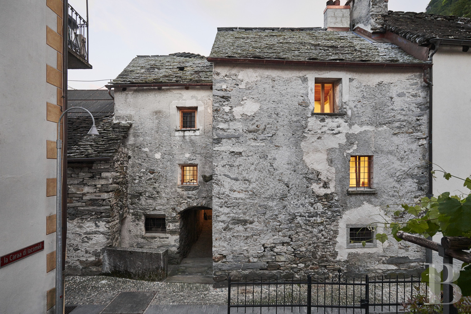 Dans le sud de la Suisse, non loin du lac Majeur, une maison du 18e siècle dans le cœur historique du village de Moghegno - photo  n°11