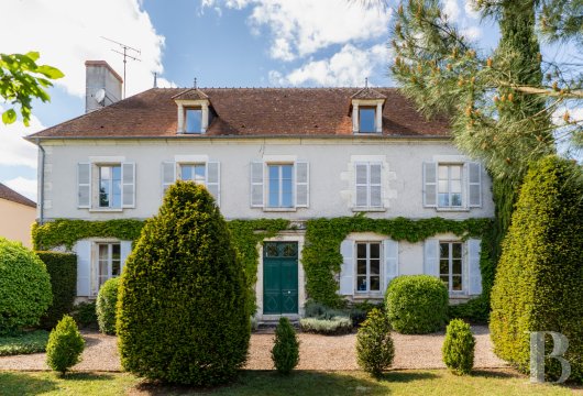center-val-de-loire - En région Centre-Val de Loire, à 1 h d'Orléans, une maison du 18e s., ses dépendances et sa piscine, dans un parc arboré