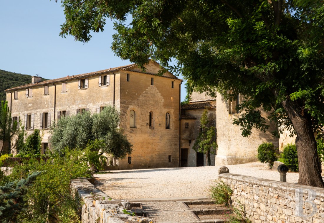 Dans le Gard, au nord de Nîmes, un ancien prieuré du 12e siècle dominant le Gardon - photo  n°30