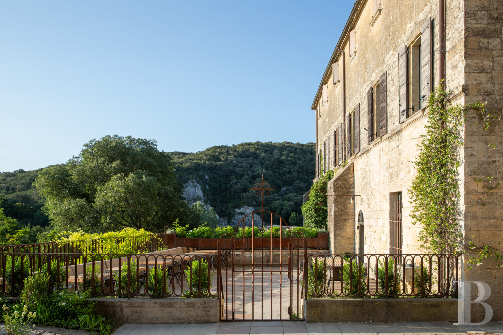 Dans le Gard, au nord de Nîmes, un ancien prieuré du 12e siècle dominant le Gardon - photo  n°5