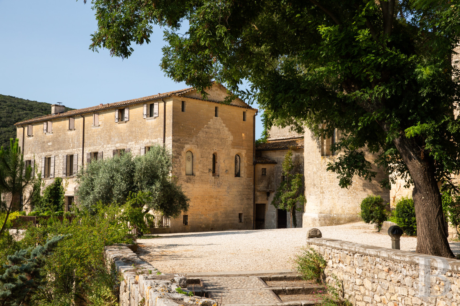 Dans le Gard, au nord de Nîmes, un ancien prieuré du 12e siècle dominant le Gardon - photo  n°30