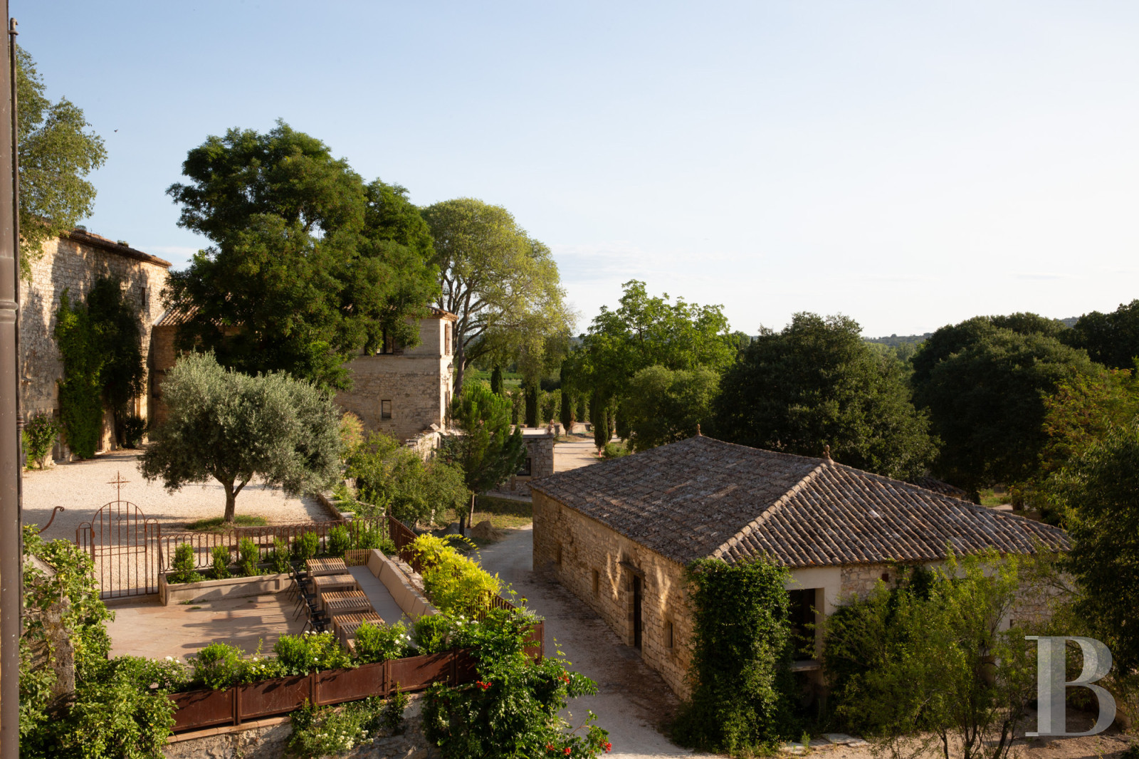 Dans le Gard, au nord de Nîmes, un ancien prieuré du 12e siècle dominant le Gardon - photo  n°1