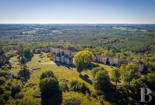 poitou-charentes - Entre Angoulême et Bordeaux, un ensemble immobilier comprenant un château du 19e s., une chapelle, des dépendances, un bâtiment de 12 000 m² et un parc, sur 51 ha boisés