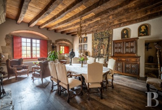 Au cœur d’un village classé parmi les plus beaux de France, une maison et son commerce, avec vue sur un célèbre Cirque naturel