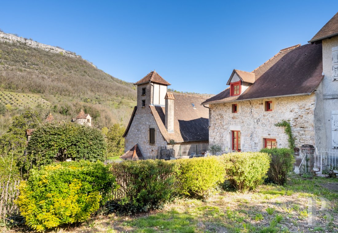 maisons de caractère à vendre - midi-pyrenees - Au cœur d’un village classé parmi les plus beaux de France, une maison et son commerce, avec vue sur un célèbre Cirque naturel
