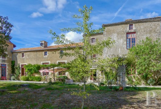 poitou-charentes - An old, well-developed house that towers over a beautiful village in the Gâtine poitevine
