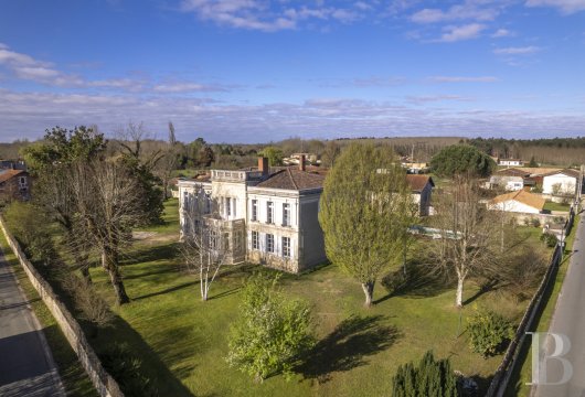 aquitaine - Près d’un paisible village de Gironde, proche de Langon, sur un parc de  5700 m², une confortable maison de maître du 19 e. s. et d’anciennes écuries  