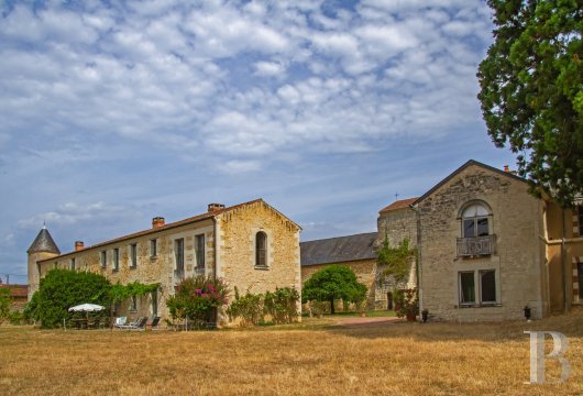 aquitaine - Dans le nord de la Vienne, dans un parc de plus de 4 ha, un logis du 13e s. entièrement rénové et une maison de maître du 19e s. à restaurer