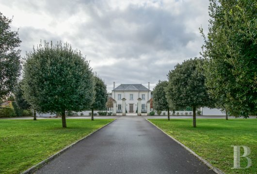 pays-de-loire - A splendid eighteenth-century mansion near Nantes, nestled in a beautiful landscaped garden that covers over a hectare and includes a pond and outhouses
