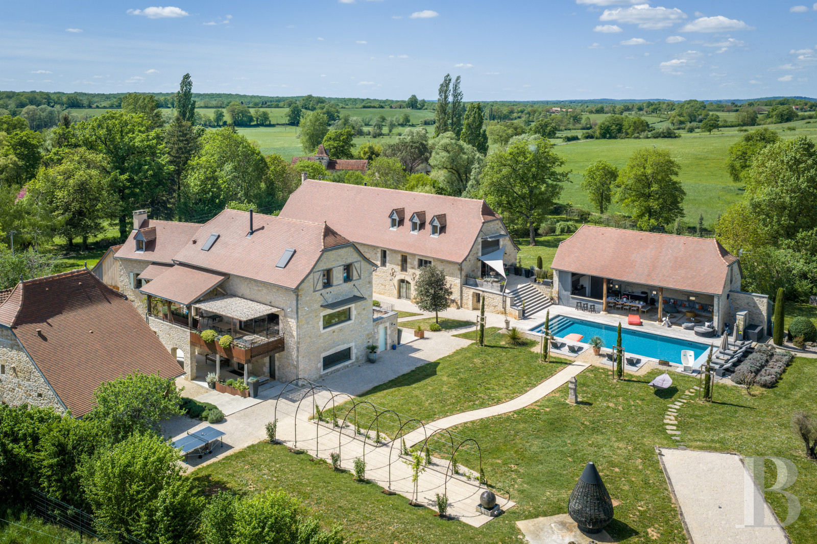 An old farm converted into a holiday hamlet not far from the border with Lot, in Aveyron - photo  n°1
