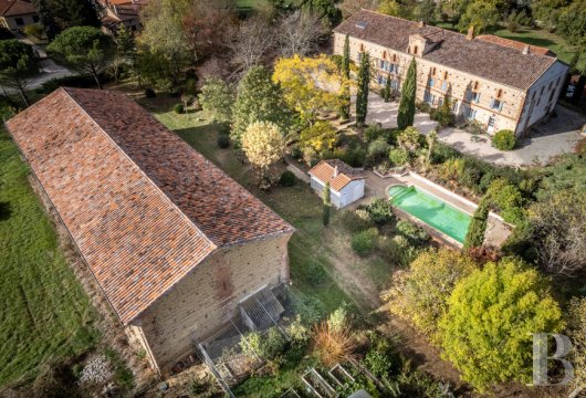 midi-pyrenees - A house and its outbuildings with plenty of character, set in 2.5 hectares of gardens and meadows, at the edge of a small village in the Haute-Garonne 