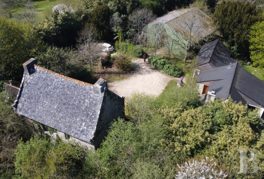 bretagne - Proche de Morlaix, un manoir du 16e s. et sa maison d'habitation, dans un parc d'un hectare avec plan d'eau et verger