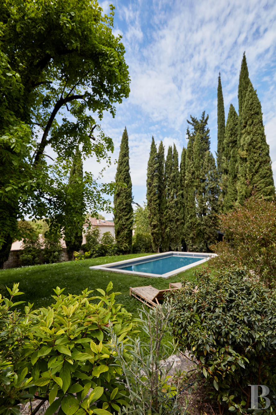 Dans les Alpes-de-Haute-Provence, au sud de Forcalquier, une maison de village traditionnelle et audacieuse - photo  n°6
