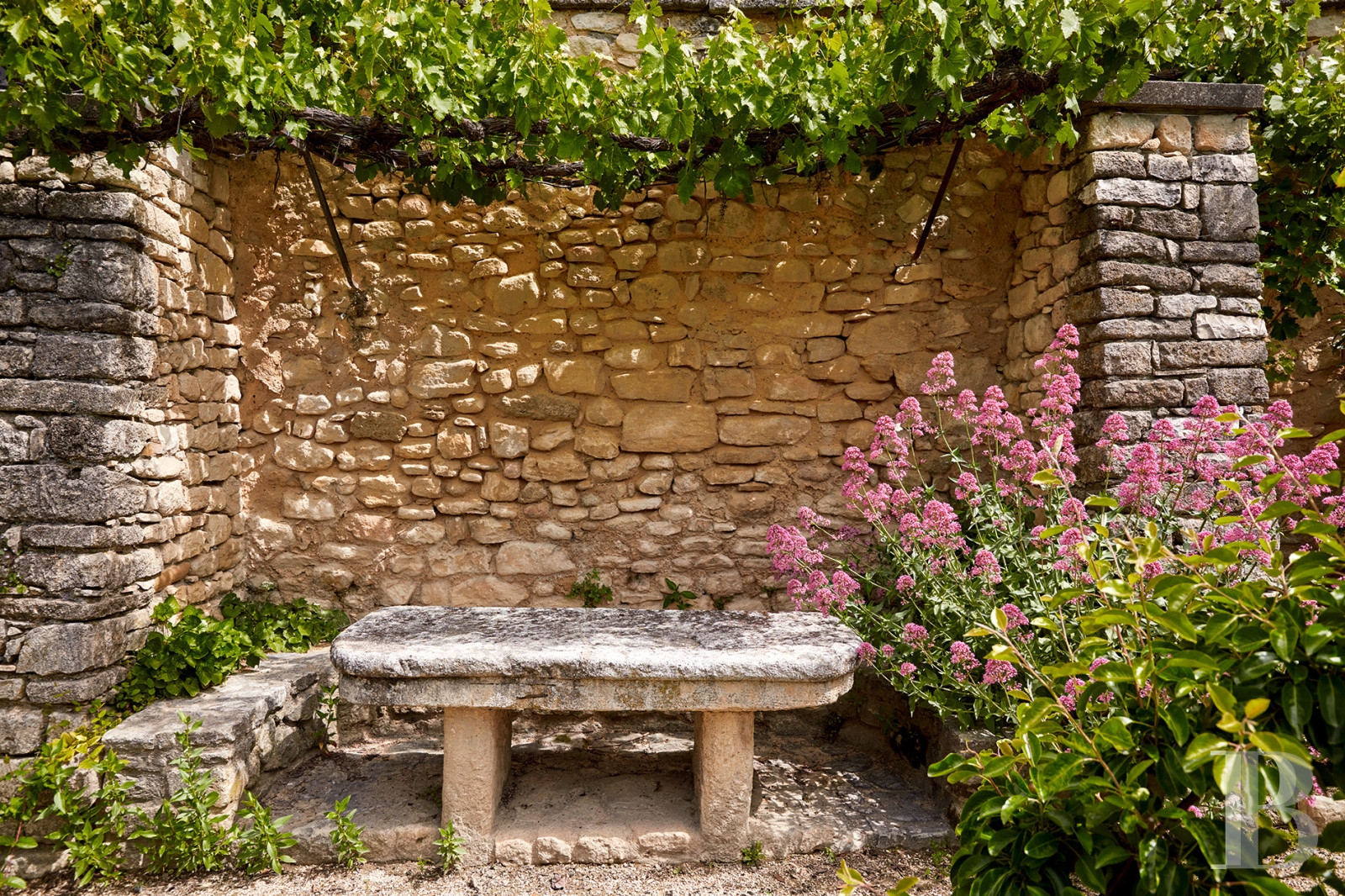 Dans les Alpes-de-Haute-Provence, au sud de Forcalquier, une maison de village traditionnelle et audacieuse - photo  n°36