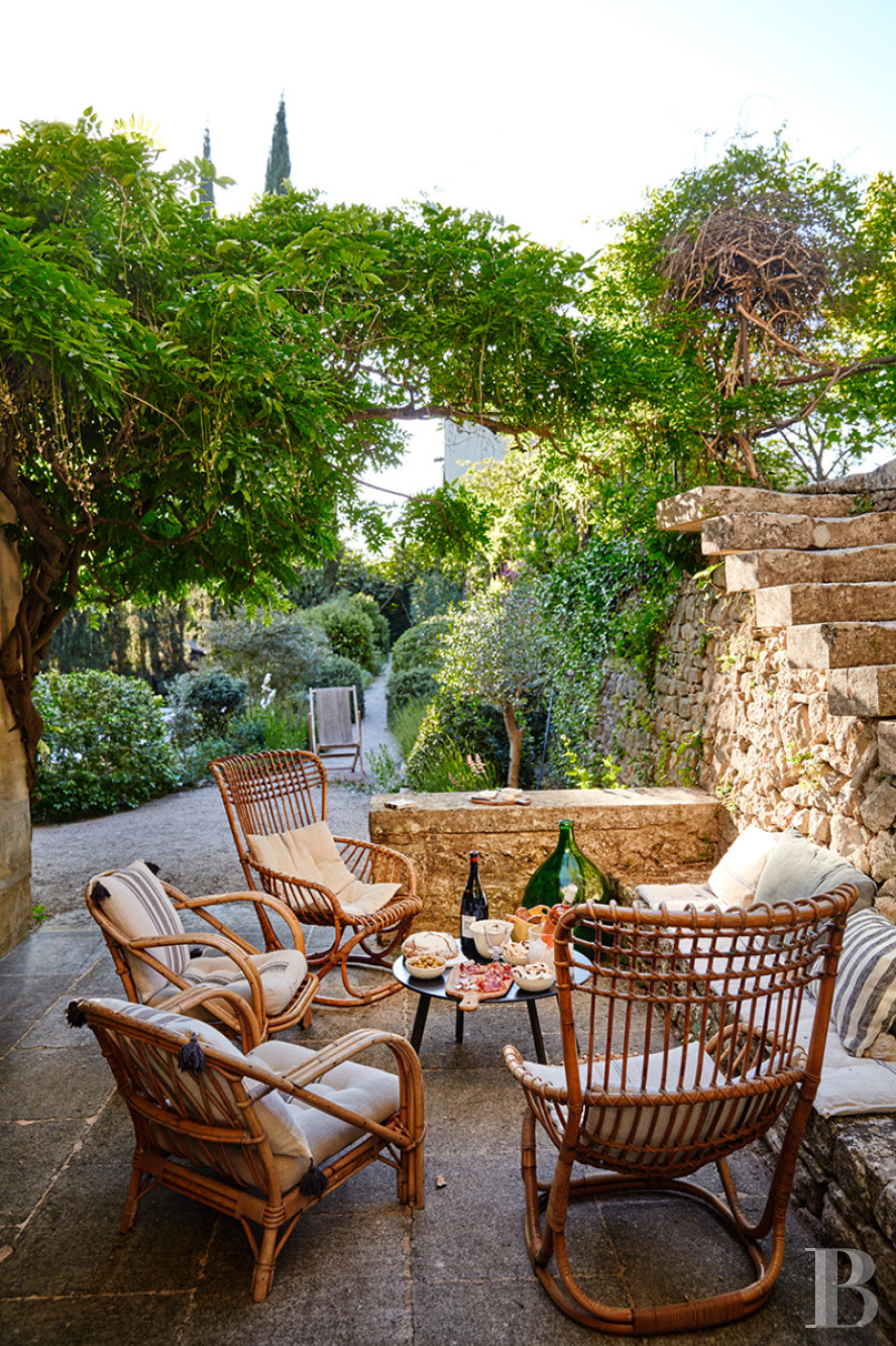 Dans les Alpes-de-Haute-Provence, au sud de Forcalquier, une maison de village traditionnelle et audacieuse - photo  n°20