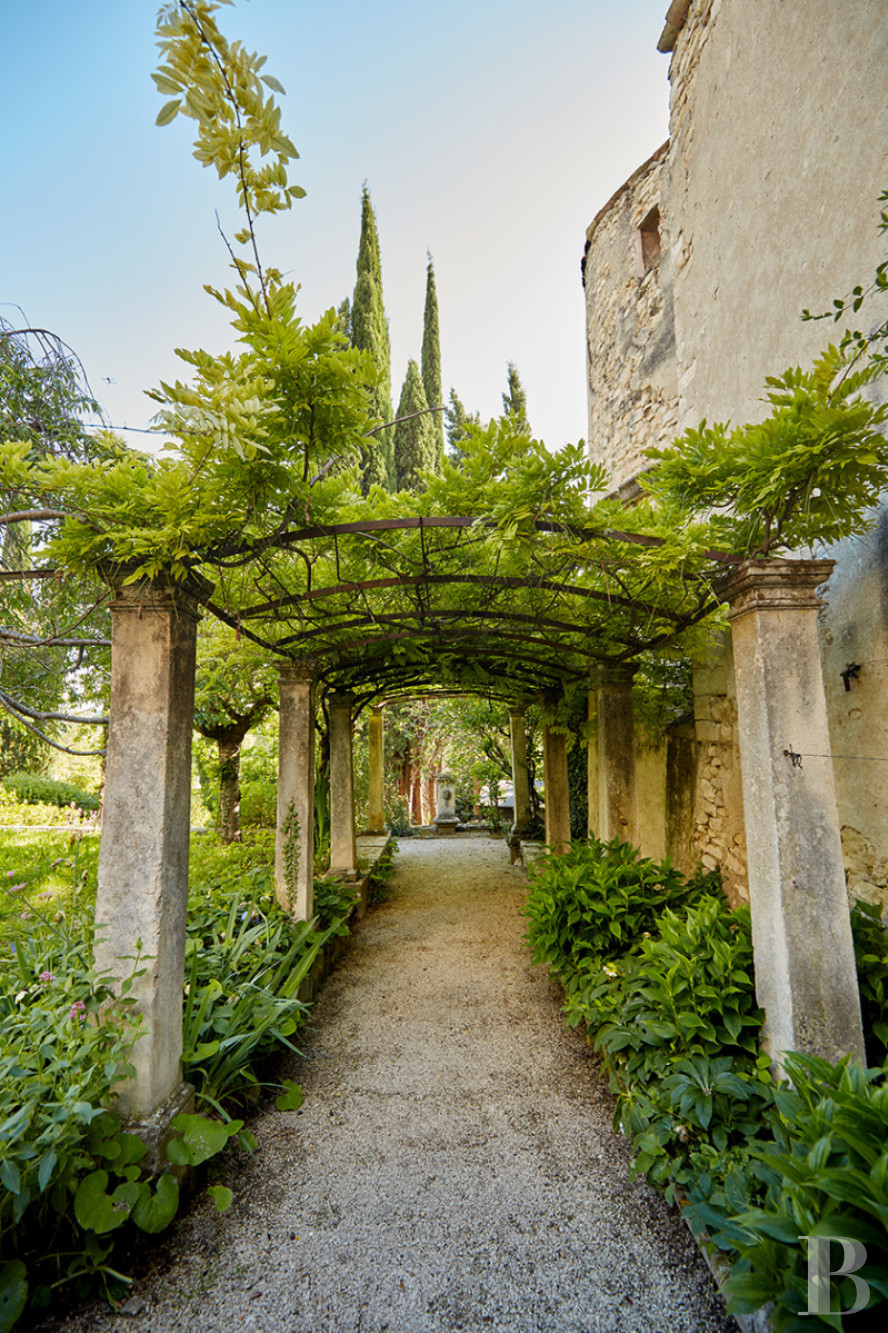 Dans les Alpes-de-Haute-Provence, au sud de Forcalquier, une maison de village traditionnelle et audacieuse - photo  n°51