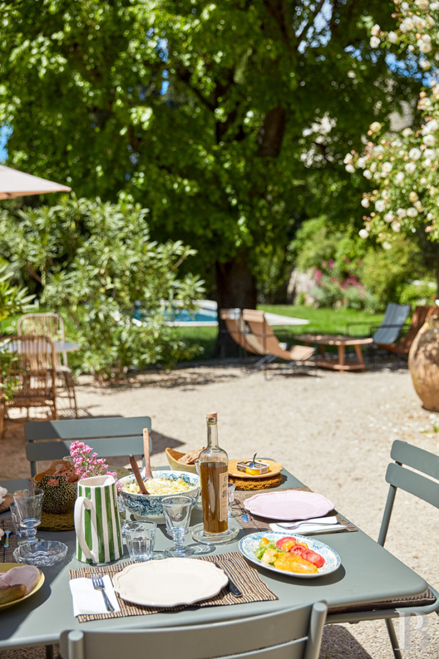 Dans les Alpes-de-Haute-Provence, au sud de Forcalquier, une maison de village traditionnelle et audacieuse - photo  n°50