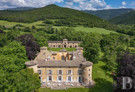 rhones-alpes - Dans la Drôme, veillant sur l'horizon et la vallée du Rhône, un haut-lieu de l'histoire du Grand Siècle classé MH, ses dépendances, son parc et ses terres.