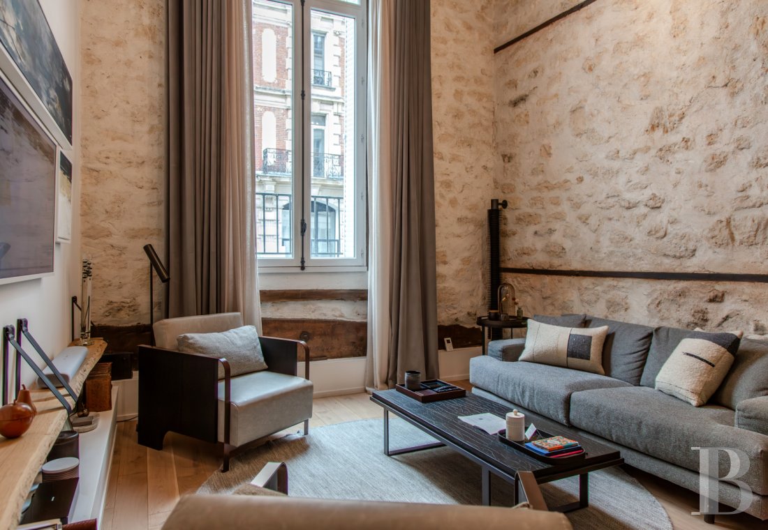 À Paris, dans le quartier du Marais, un appartement rénové dans un immeuble du 17e siècle - photo  n°1