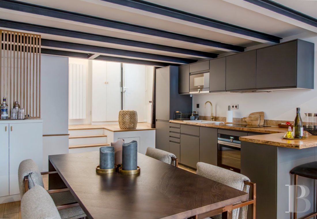 À Paris, dans le quartier du Marais, un appartement rénové dans un immeuble du 17e siècle - photo  n°6