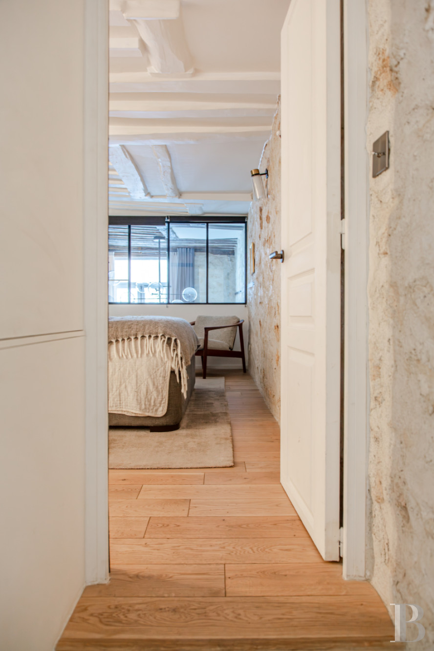 À Paris, dans le quartier du Marais, un appartement rénové dans un immeuble du 17e siècle - photo  n°9