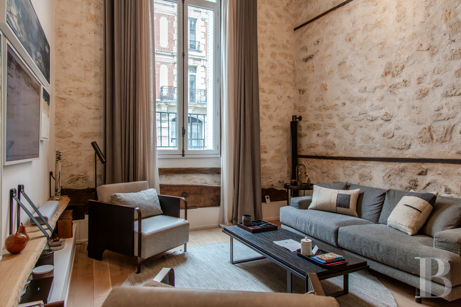 À Paris, dans le quartier du Marais, un appartement rénové dans un immeuble du 17e siècle - photo  n°1