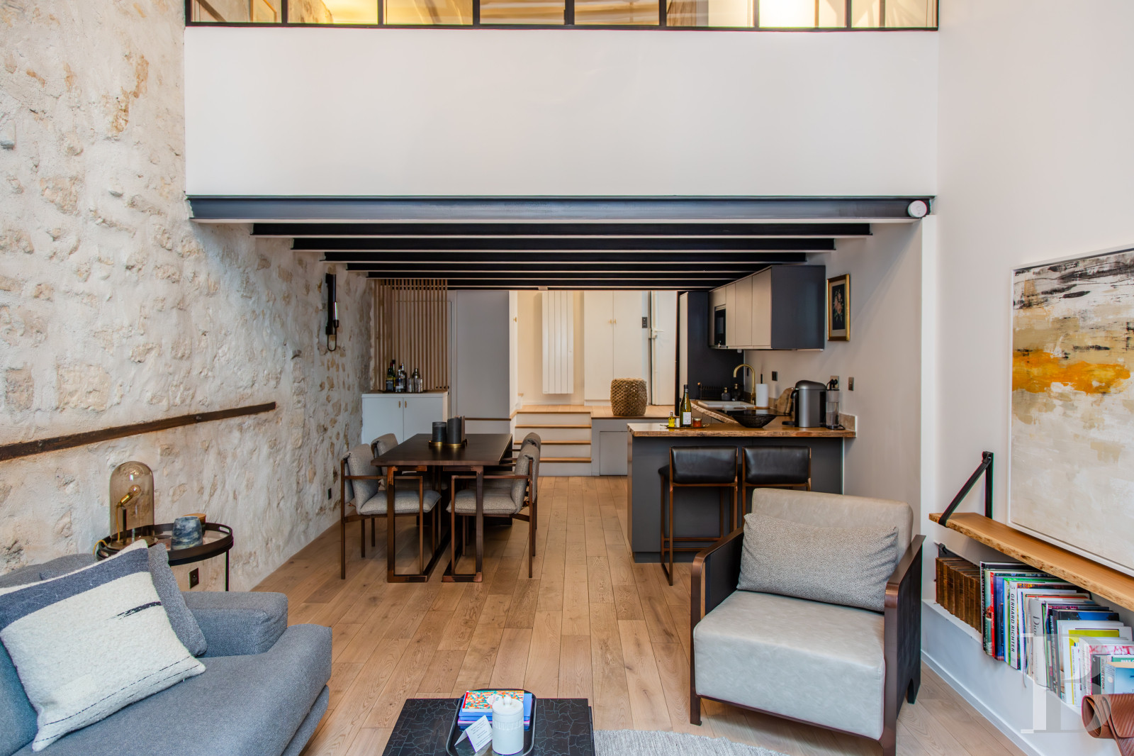 À Paris, dans le quartier du Marais, un appartement rénové dans un immeuble du 17e siècle - photo  n°2