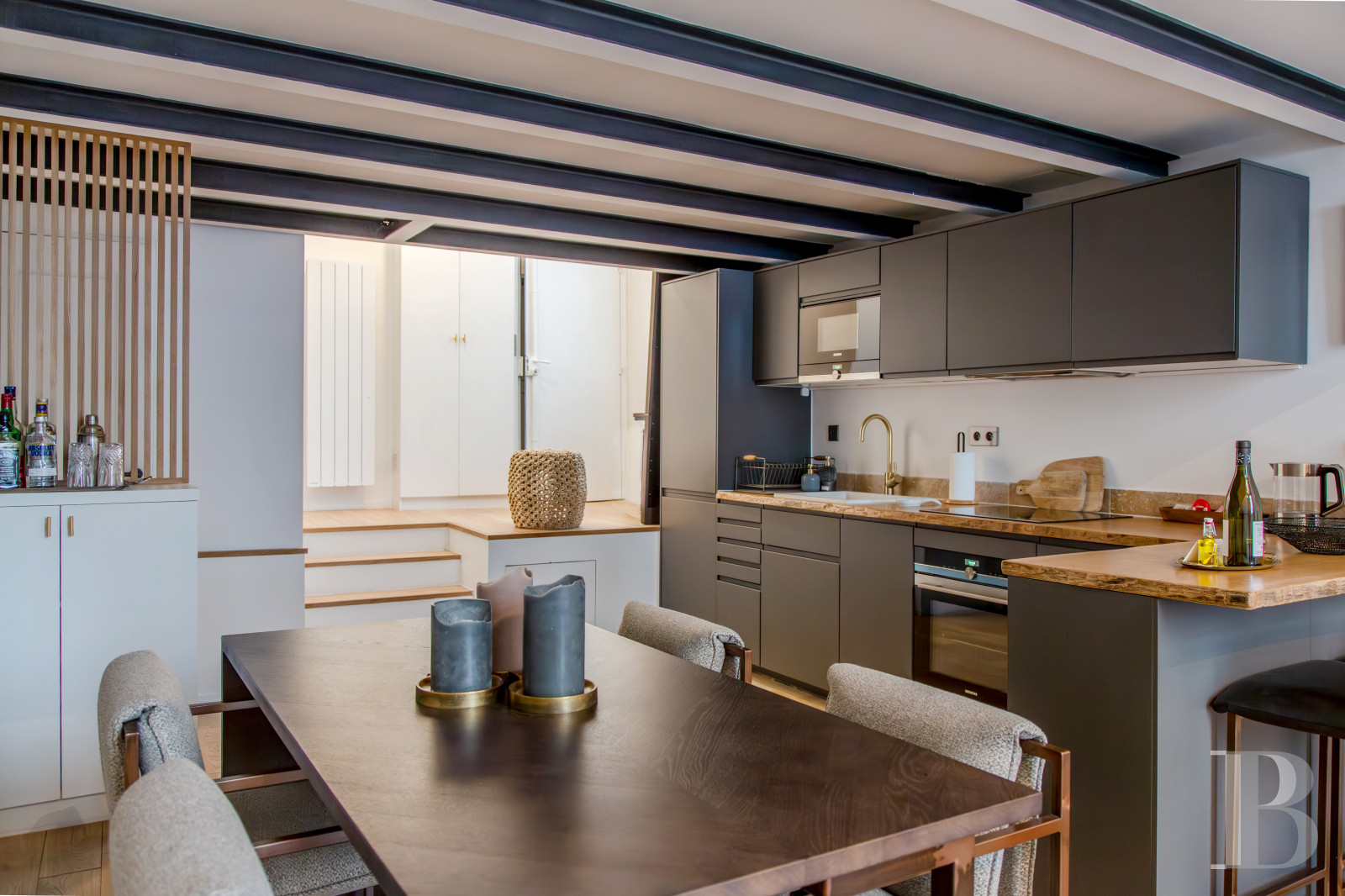 À Paris, dans le quartier du Marais, un appartement rénové dans un immeuble du 17e siècle - photo  n°6