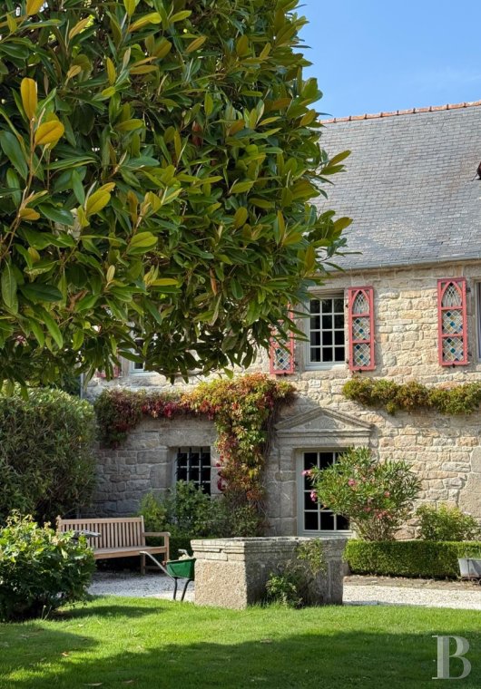 A 17th century manor house with a walled garden, in the heart of the village of Lanildut on the tip of Finistère - photo  n°2
