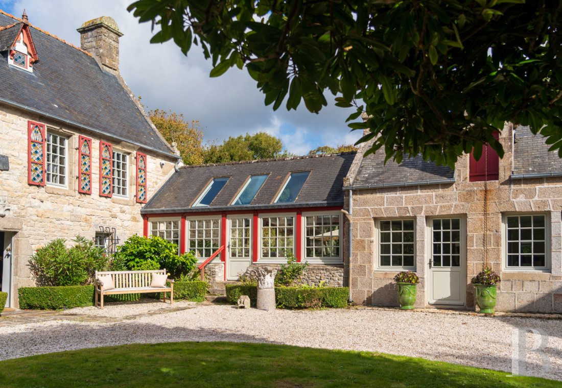 A 17th century manor house with a walled garden, in the heart of the village of Lanildut on the tip of Finistère - photo  n°4