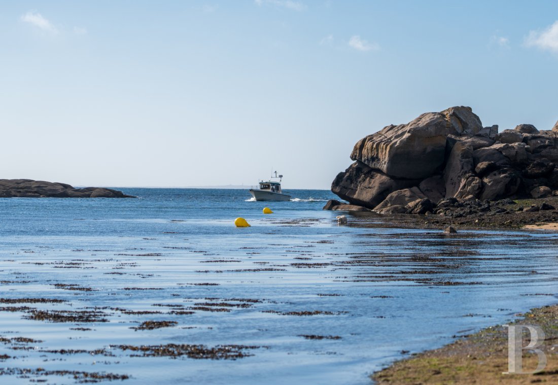 A 17th century manor house with a walled garden, in the heart of the village of Lanildut on the tip of Finistère - photo  n°39