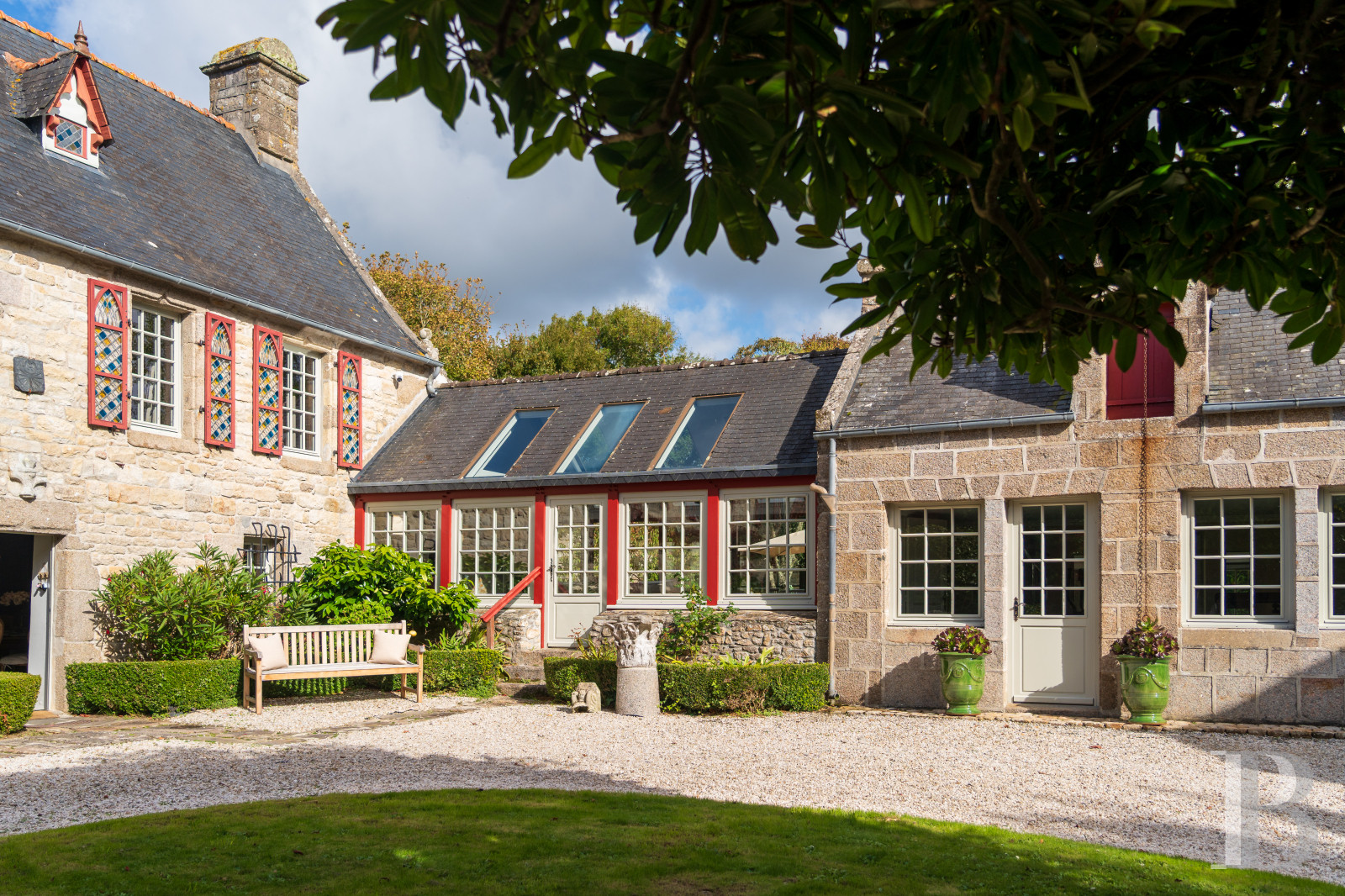 A 17th century manor house with a walled garden, in the heart of the village of Lanildut on the tip of Finistère - photo  n°4